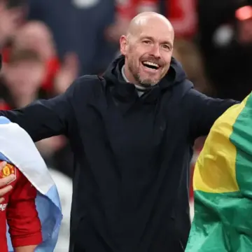 صفقة مانشستر يونايتد بقيمة 140 مليون جنيه إسترليني لضم أنتوني وليساندرو مارتينيز من أياكس، أثارت خلافًا حادًا حول رسوم الكشافة